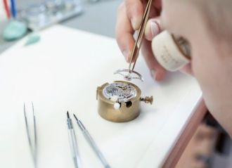 JuwelierJasper-ÜberUns-Uhrmacher-446x337px-1.1